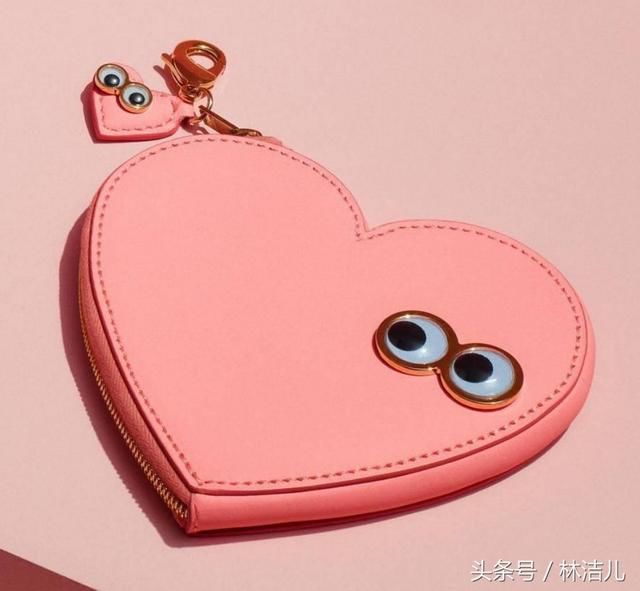 这个颜色的包包还真是清凉又减龄，娜扎唐嫣背上它立马变少女了！