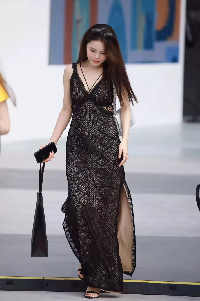 路人街拍，蕾丝吊带深V修身长裙，可以当晚礼服