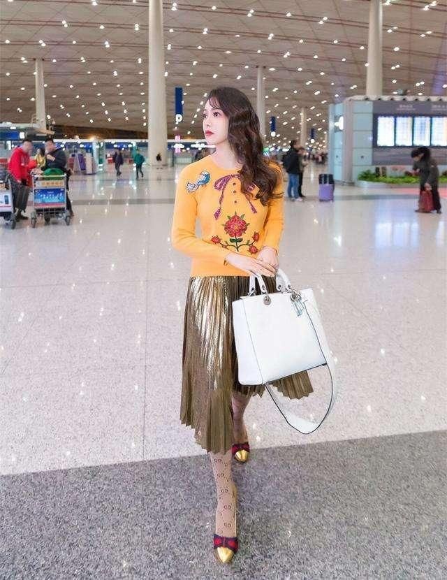 49岁伊能静穿T恤搭牛仔裤，真的很减龄，可依旧扛不住岁月啊!