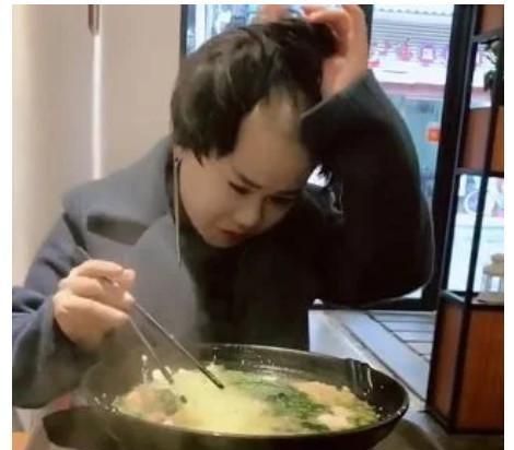 女子吃面挠头，突然感觉有什么不对，周围客人的眼神亮了