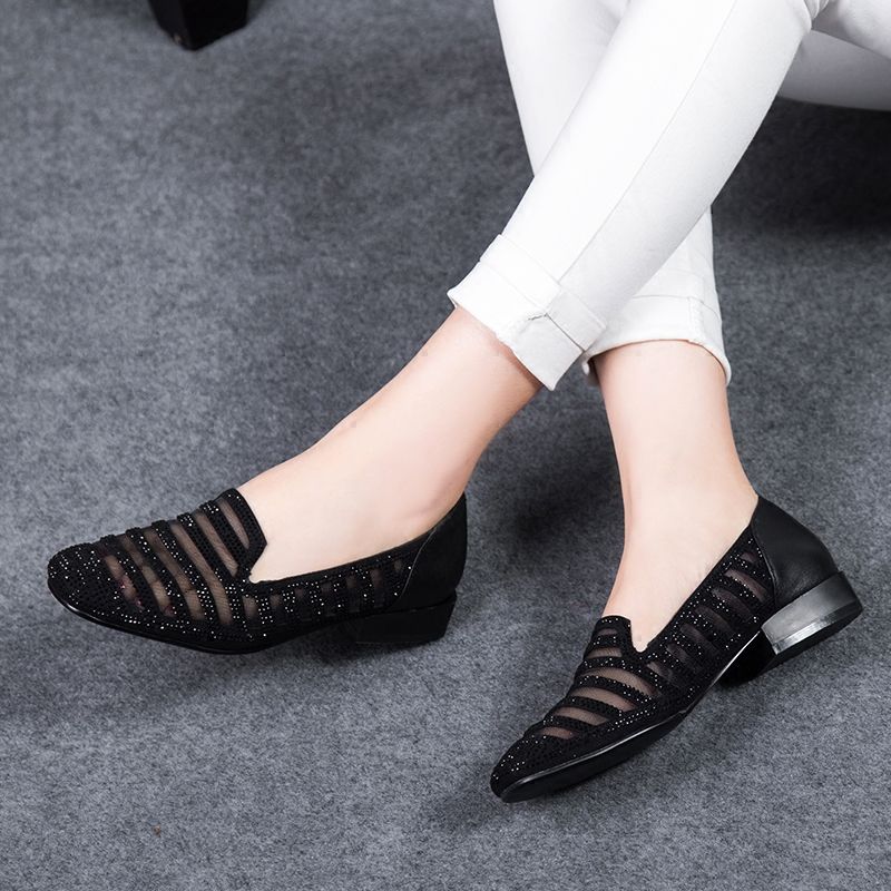 扔掉高跟鞋，今年超流行“镂空鞋”，舒适透气还有一丝小性感