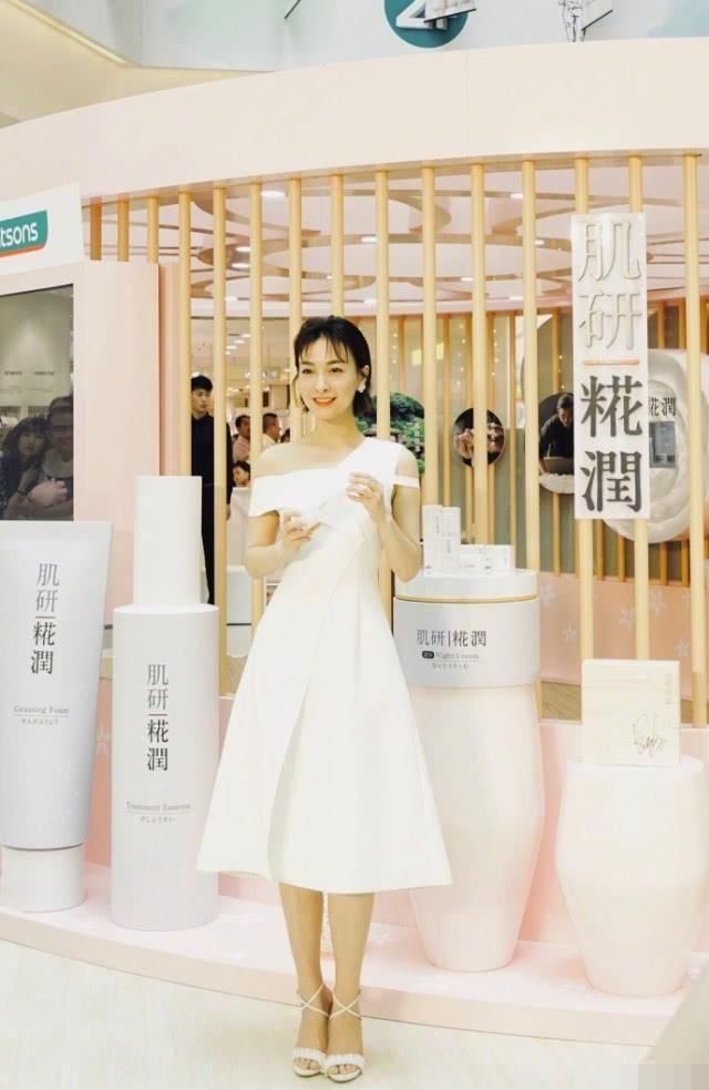 吴昕太敢穿了，这裙子短的像是只穿了件上衣，不走光算你厉害!