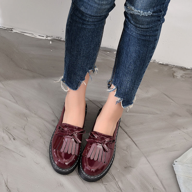 入秋别穿凉鞋了，今年流行这样穿小皮鞋，满满女人味!真好看