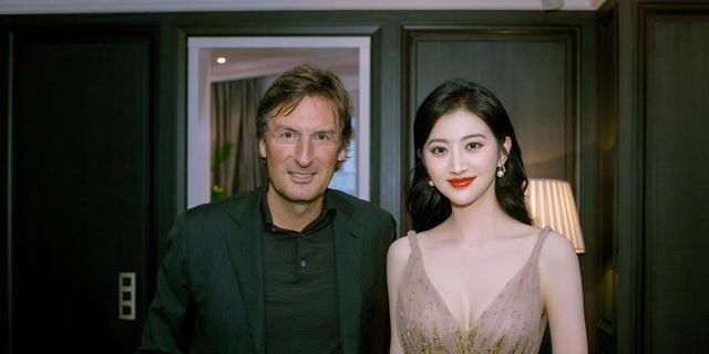 「 看起来」波浪卷瞬间美成女王，景甜早该这么穿！一袭香槟色薄纱裙婀娜多姿