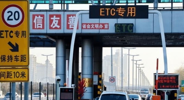 『 报警』这个人恐要出事，已报警！，“高速收费员假笑事件”再起波澜