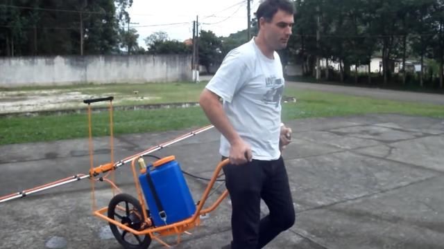 英国四十岁大叔发明自行车喷雾机，不用油和电，成本100块钱