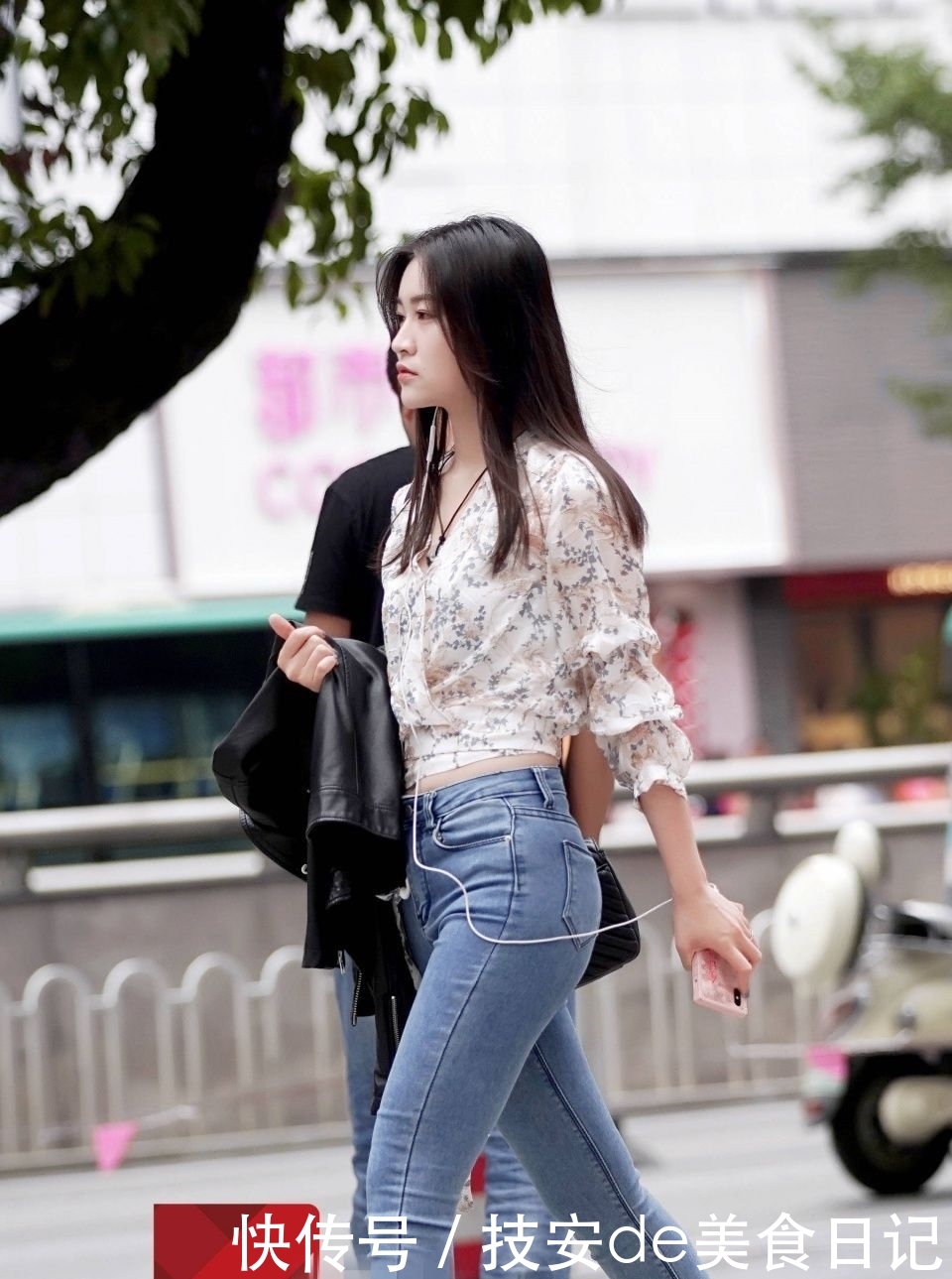  「牛仔裤」街拍：只要身材好，哪怕最简单的衬衣牛仔裤也是完美的