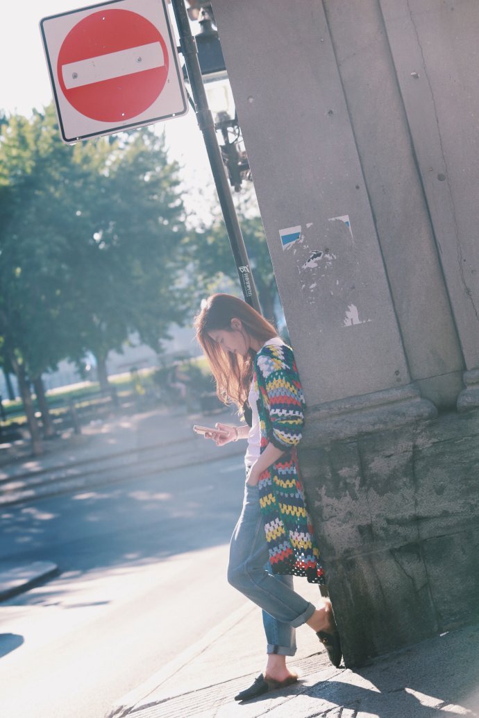 刘亦菲真的瘦了，下身穿健美裤就出门，未修图比精修图更显嫩