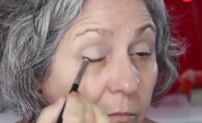 老奶奶被嫌弃丑,结果化妆后惊艳,网友: 比我女友漂亮