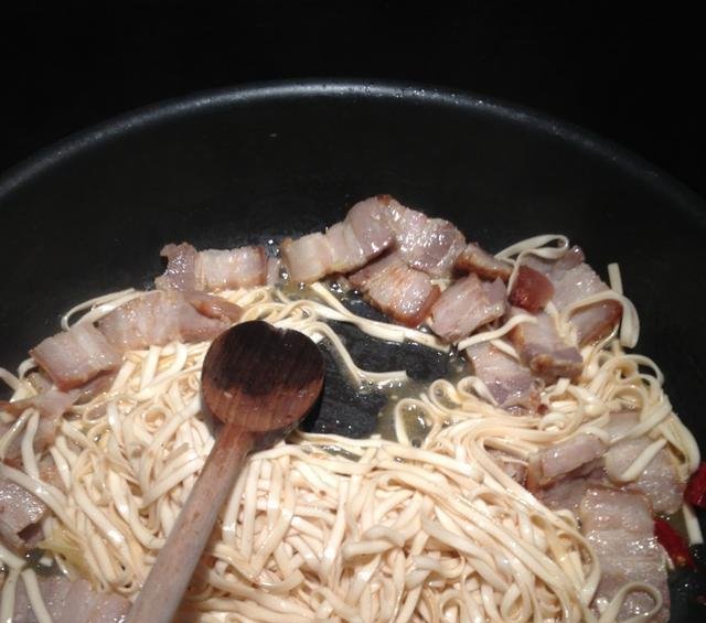 咸猪肉■腌制咸猪肉时,只放盐就错了!多放一点它,肉不长霉,放一年不坏