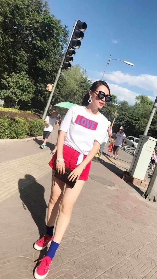 Angelababy穿Dior裙在跑男正经唱歌，这么美的纱裙何穗拿来套T恤?