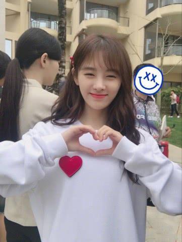 看了程潇和鞠婧祎的刘海，最后再看她的刘海却像被狗啃了一样！