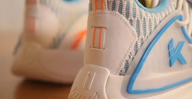  『水花二代』三百块入手国产好鞋！设计大升级 配置不逊色千元旗舰款