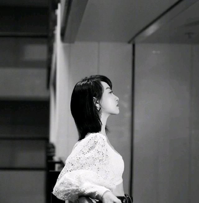  『会呈现出』宋茜太敢穿！穿白色镂空短款上衣配高腰直筒牛仔裤