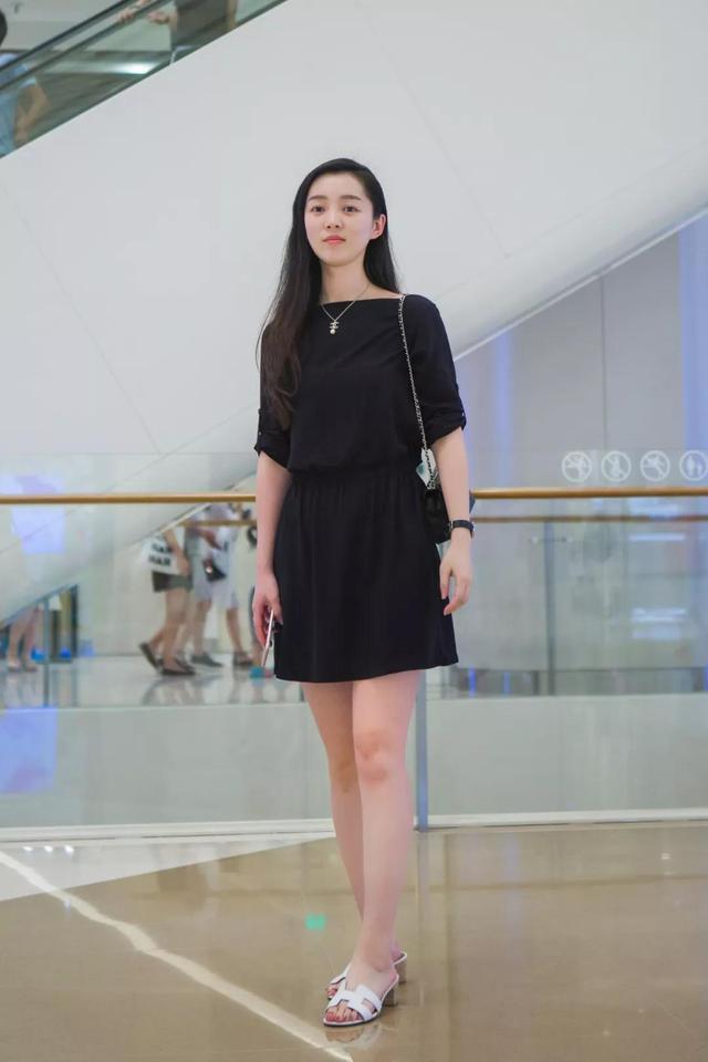 街拍美图 美女吊带连衣裙凸显出了有型身材 露出她不一般的热情