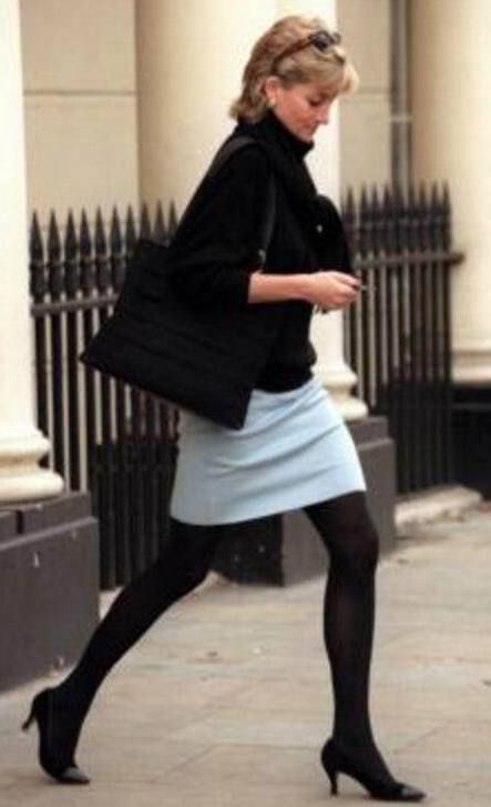 英国王妃穿高跟鞋:戴安娜搭配黑丝很性感,凯特鞋跟卡在下水道!