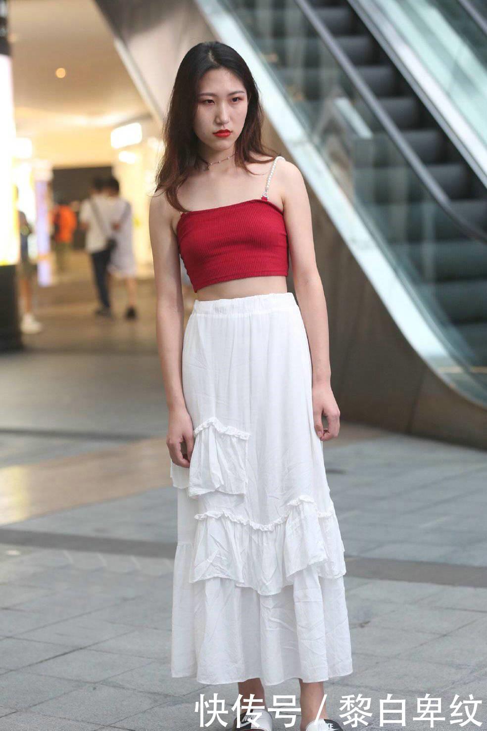  [下身穿一]用长裙搭配普通T恤的美女，这样的混搭效果也非常好
