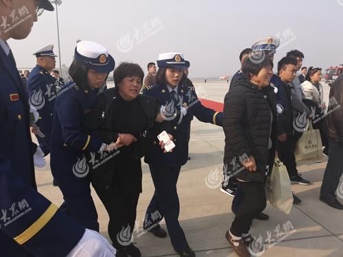 凉山火灾四名临沂籍烈士回家 数万群众沿街自发送英雄