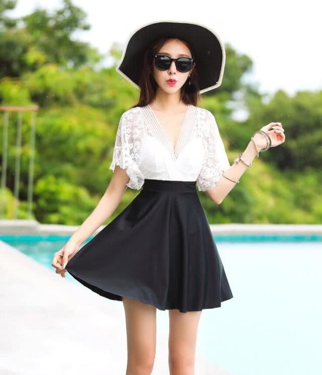 样貌甜美的泳衣美女，气质优雅迷人，让人看了心动！