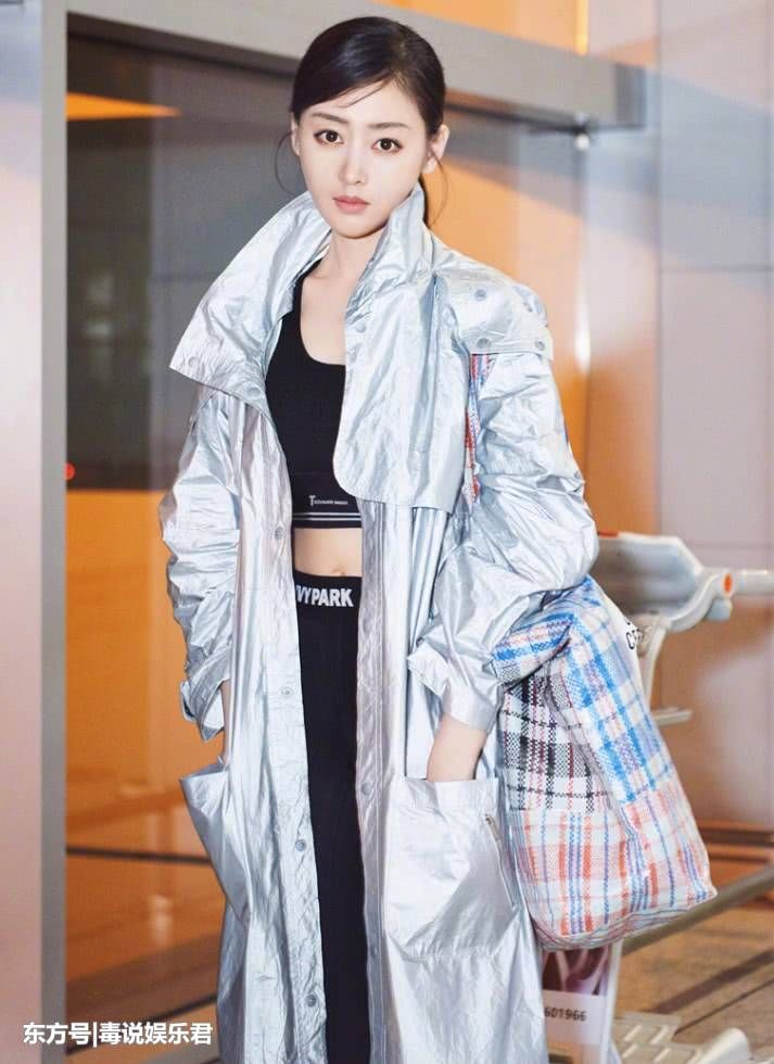 张天爱没谁了，身穿运动装把蛇皮袋背出时尚范，水土不服就服你!