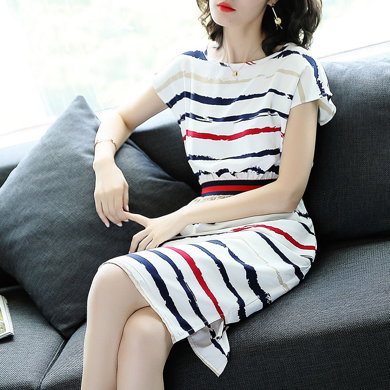 脸红了?女人丰满点就是好看，瞧这女人穿的，不娇不媚，太销魂了