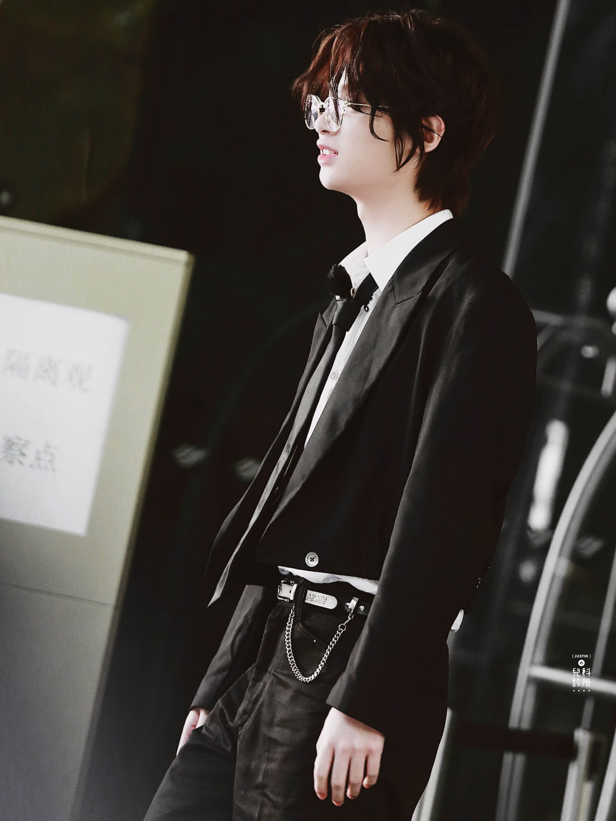 『造型真』183cm黄明昊和180cm王一博，同是黑西装造型，谁才是你的小王子？