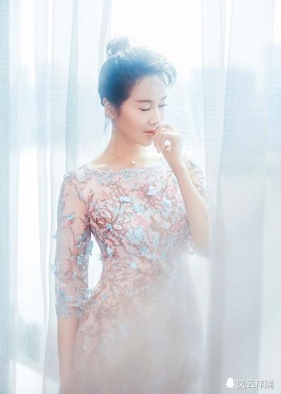 左小青穿着裸色透明裙真的很美