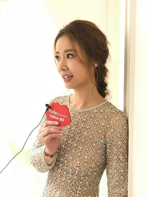 42岁林心如与27岁陈凯琳同穿钉珠裙，大15岁反而赢了少女感和搭配