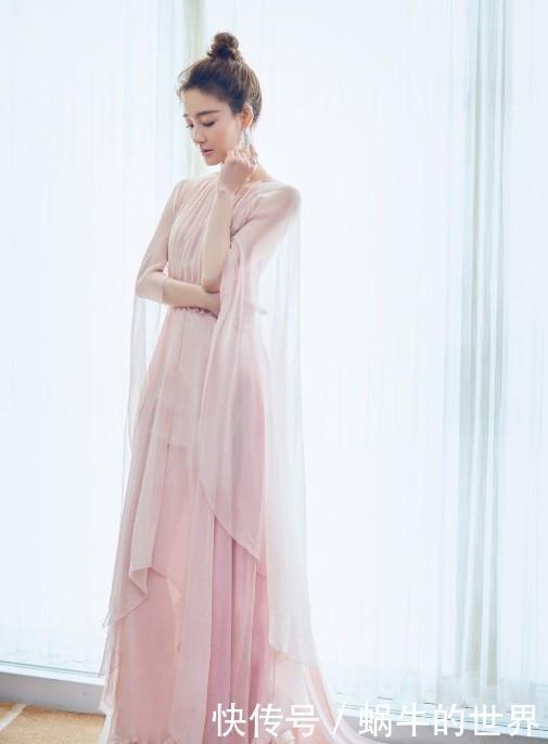 王丽坤拎着菜篮子走机场？看起来就像大妈，素颜女神也不过如此！