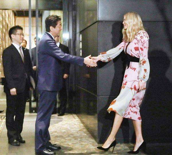 各国领导人接待伊万卡, 莫迪只敢轻轻握手, 文在