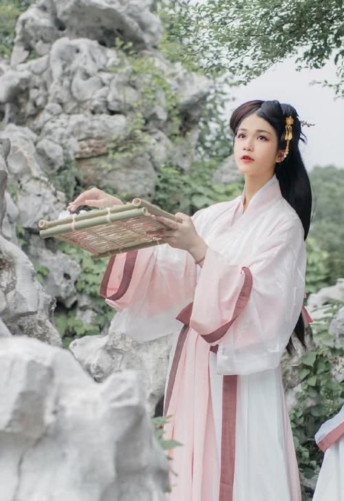 「会给人一」纯色汉服越来越抢风头,有些人就喜欢这样穿,最后一套还防走光