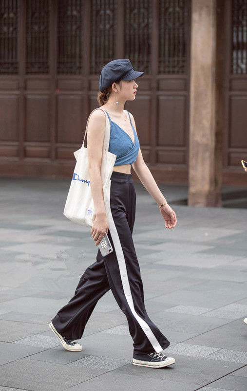 街拍路人，炎热的天气，作为女神的你怎么少得了一条时尚的裙子?