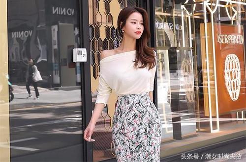 斜肩搭配包臀裙，不仅秀出了一双迷人的大长腿，还能修饰臀部线条