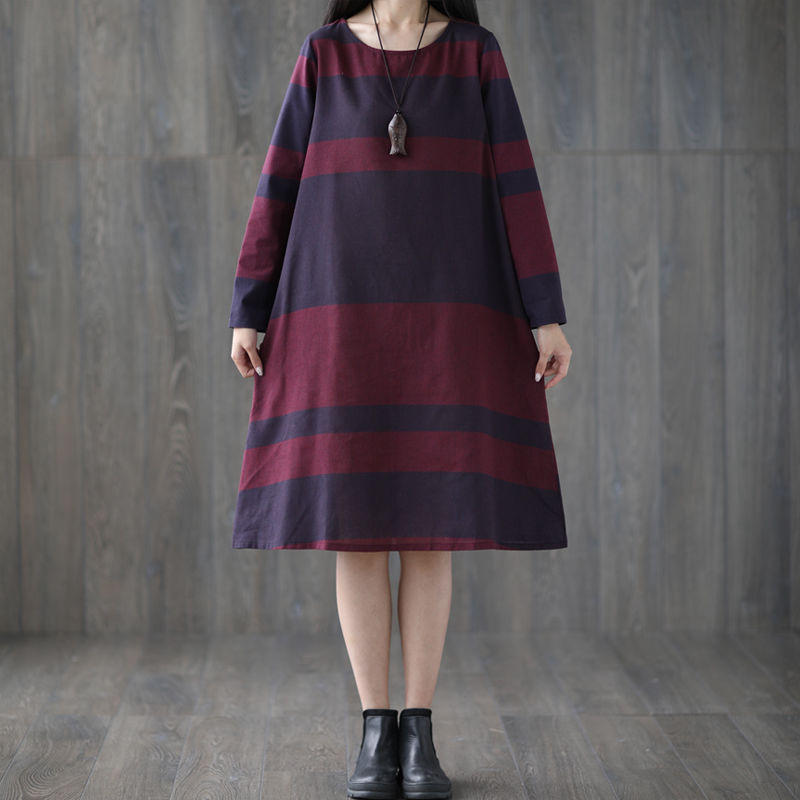 女人尽量不要大衣配丝袜,瞧瞧下面女人这样穿,尽显迷人身材