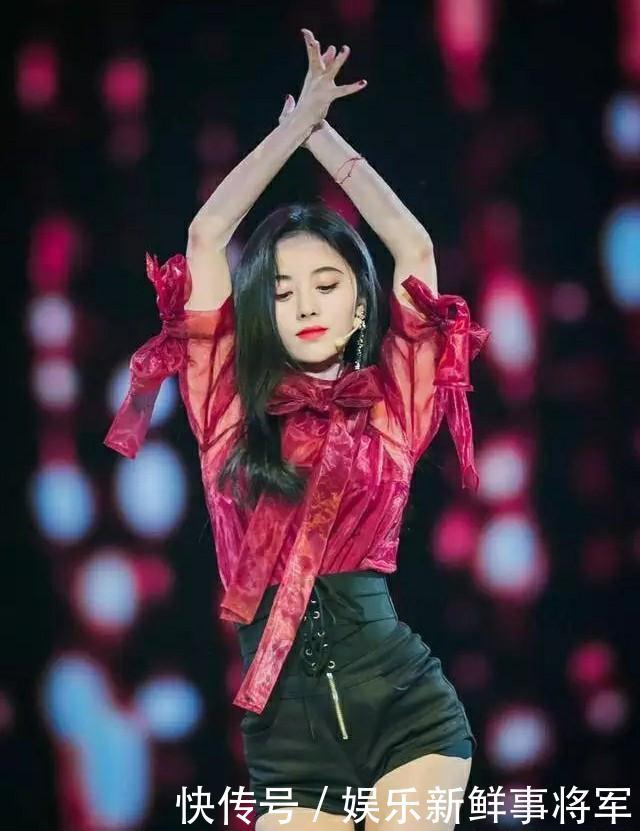 鞠婧祎短裤热舞，159穿出了170既视感，网友裤子全是亮点！