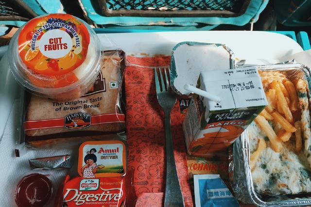  「内部」中国女孩在印度乘坐火车，实拍火车内部，来看看是什么