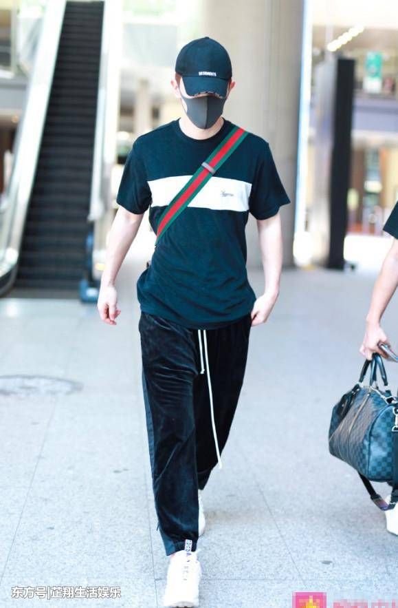 邓伦真搞笑!换一件衣服又来走机场，网友:1000块可不能白花