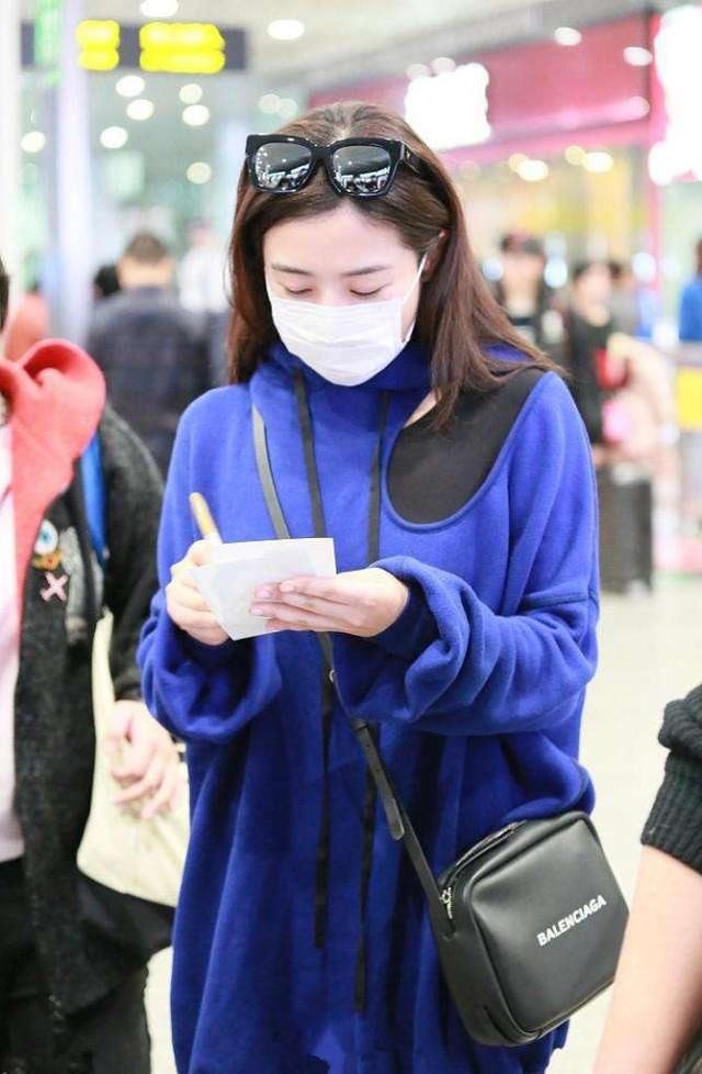 张含韵真敢穿，长款卫衣配打底裤吸睛十足，网友:不会显腿短吗?