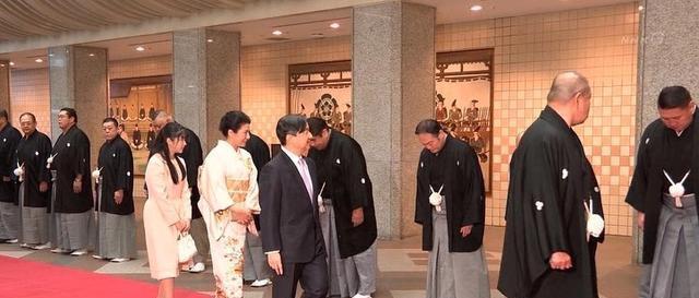  [和纪子妃]天皇一家亮相，雅子皇后穿和服显古韵美，独女水桶腰眯缝眼太路人