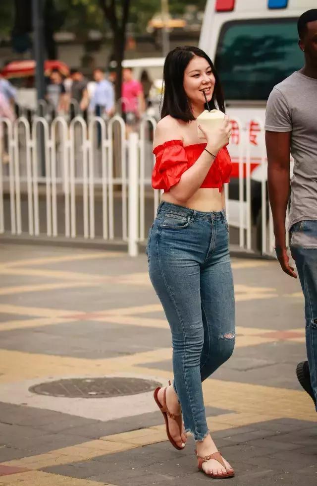 辣妈@街拍身材丰腴的辣妈,穿牛仔裤别有一番风情