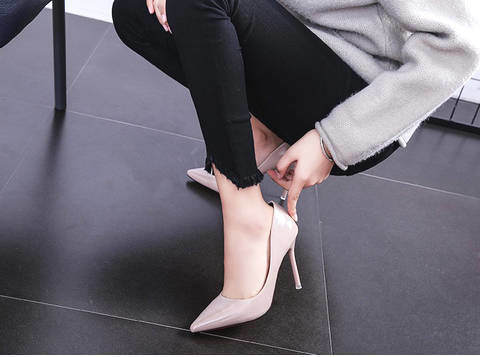 细微纹亮皮与酒杯跟结合的高跟鞋，性感又成熟