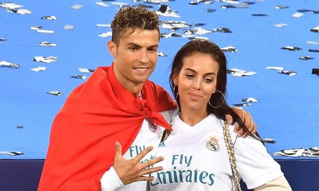 C罗女友乔治娜否认怀孕传闻，肚子看上去大了，是因为面条吃撑了