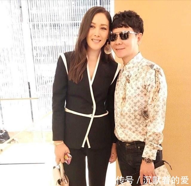  身穿■琦琦身材高挑不愧是超模,身穿黑色套装干练潇洒,大长腿抢眼抢镜...