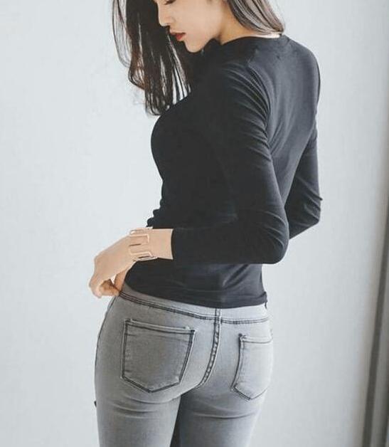 精致漂亮的牛仔裤美女,彰显文雅的温情,帅气有魅力!