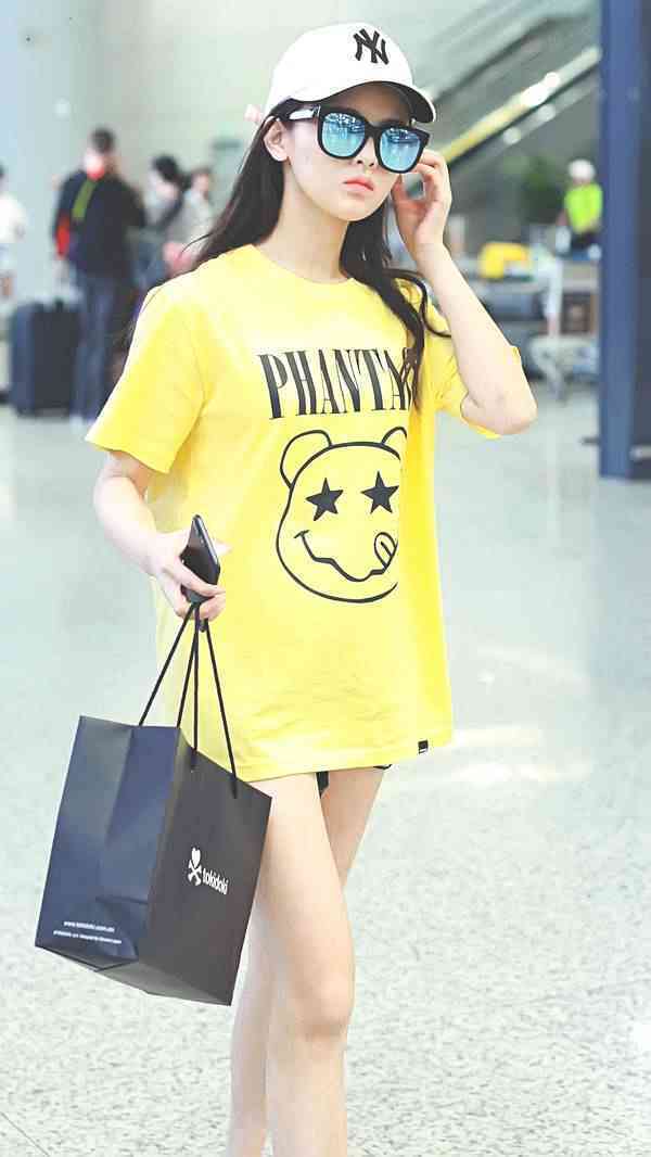 杨超越玩儿“下半身消失”,还坐下来,网友:她有穿安全裤