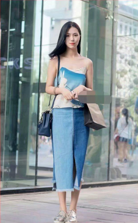 街拍：小姐姐穿着清凉性感，娇俏迷人！