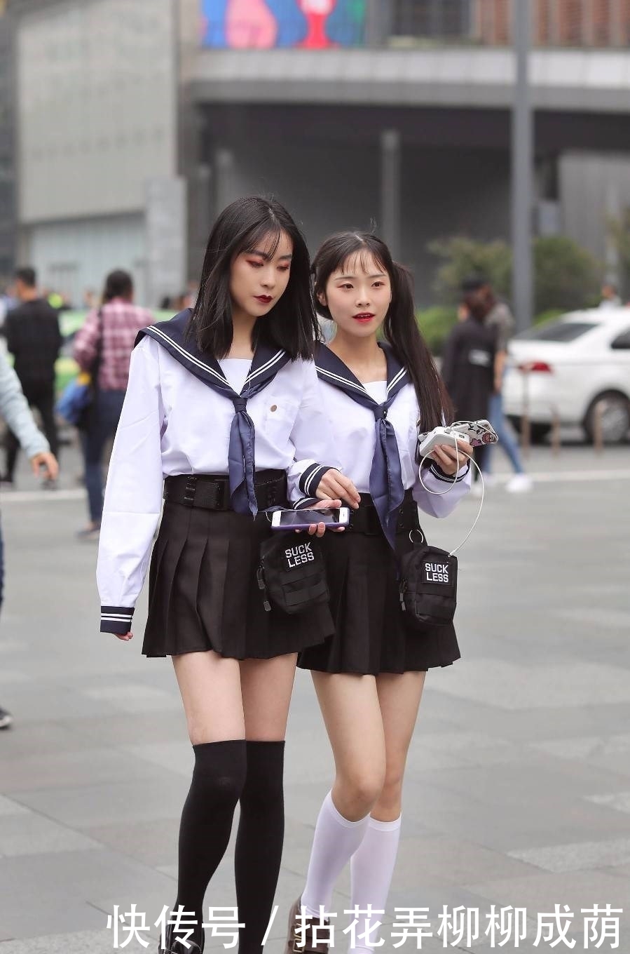 『惊艳』用吊带裙来穿出清甜仙女感，外搭一件白色的外套更惊艳