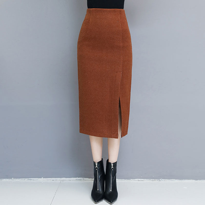 别穿连衣裙了，现流行这包臀半身裙，搭配高跟鞋显身材更有气质