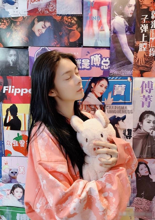  ＂promot_title＂:＂{\＂i8\＂: \＂我，2岁，话都不会说，初吻就被一只狗「夺走」了……\＂火箭少女101集晒拥抱，美丽又温柔的小姐姐在家里也这么时尚，春天这么穿太美了