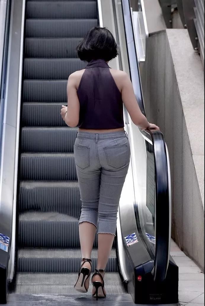 街拍：穿紧身牛仔裤短发气质美女